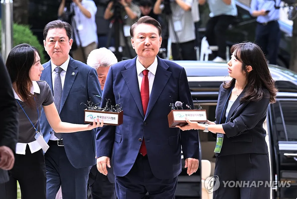 Cựu tổng thống Hàn Quốc Yoon Suk-yeol (giữa) đến Tòa án quận Trung tâm Seoul ngày 9-7. Ảnh: YONHAP
