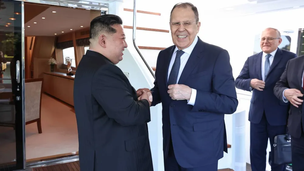 Nhà lãnh đạo Kim Jong-un gặp Ngoại trưởng Nga Sergey Lavrov tại Wonsan, Triều Tiên. Ảnh: RUSSIAN FOREIGN MINISTRY/TELEGRAM/THE MOSCOW TIMES