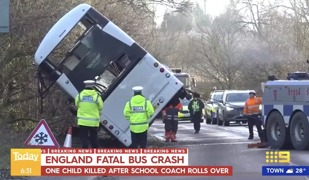 Chiếc xe buýt trong vụ tai nạn bị lật ngửa. Ảnh: 9NEWS 