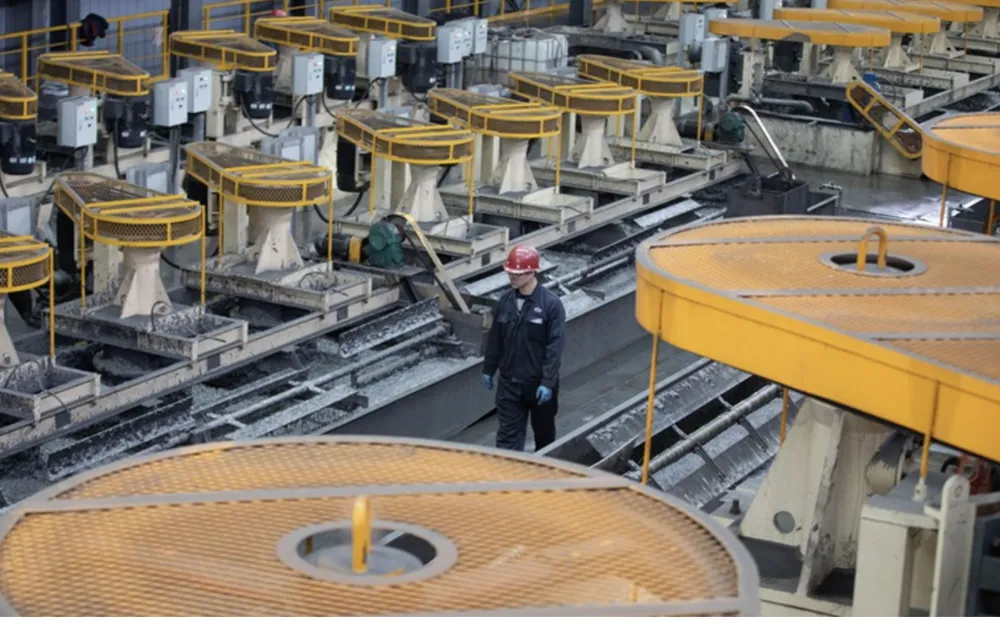 Một công ty sản xuất than chì tại Trung Quốc. Ảnh: XINHUA