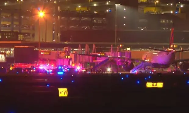 Hiện trường vụ máy bay DL56l hạ cánh. Ảnh: WCCO/ CBS NEWS