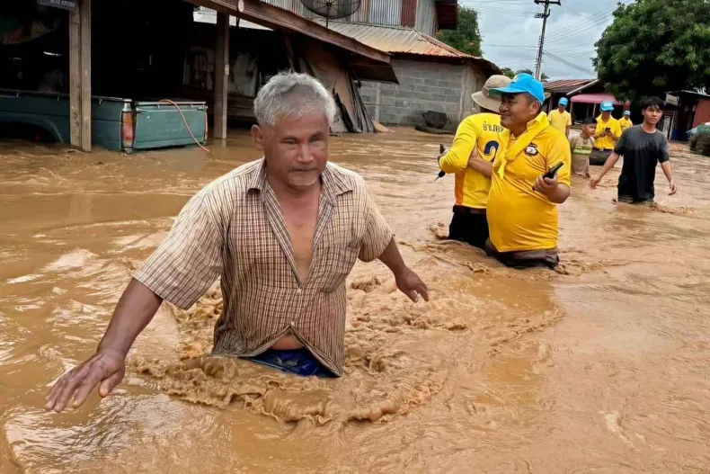 Nước lũ dâng cao tại huyện Lom Kao, tỉnh Phetchabun, Thái Lan. Ảnh: SOONTHORN KONGWARAKOM/ BANGKOK POST 