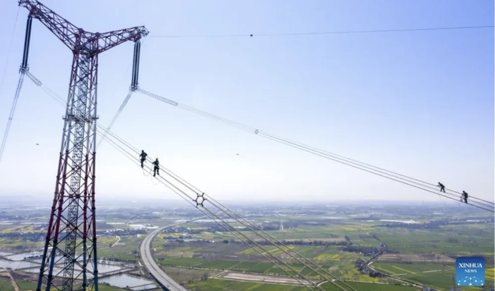 Đường dây truyền tải điện 800 KV ở khu vực sông Dương Tử ở Trì Châu, tỉnh An Huy, miền Đông Trung Quốc. Ảnh: XINHUA