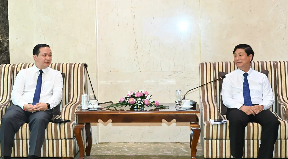 Đồng chí Võ Văn Minh, Phó Bí thư Thành ủy TPHCM, Chủ tịch HĐND TPHCM, tiếp đoàn đại biểu Tạp chí Alunmay (Lào) do đồng chí Vanlaty Khamvanvongsa, Tổng Biên tập Tạp chí Alunmay dẫn đầu. Ảnh: VIỆT DŨNG 