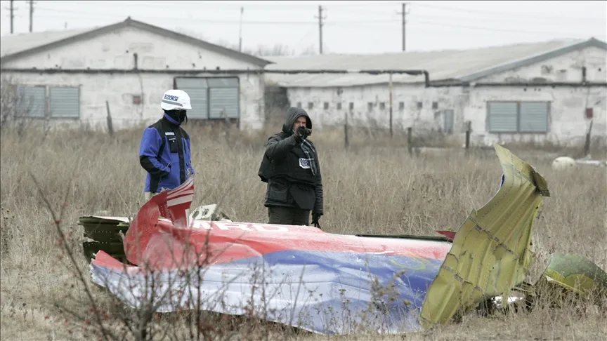 Mảnh vỡ máy bay MH17 tại hiện trường. Ảnh: ANADOLU