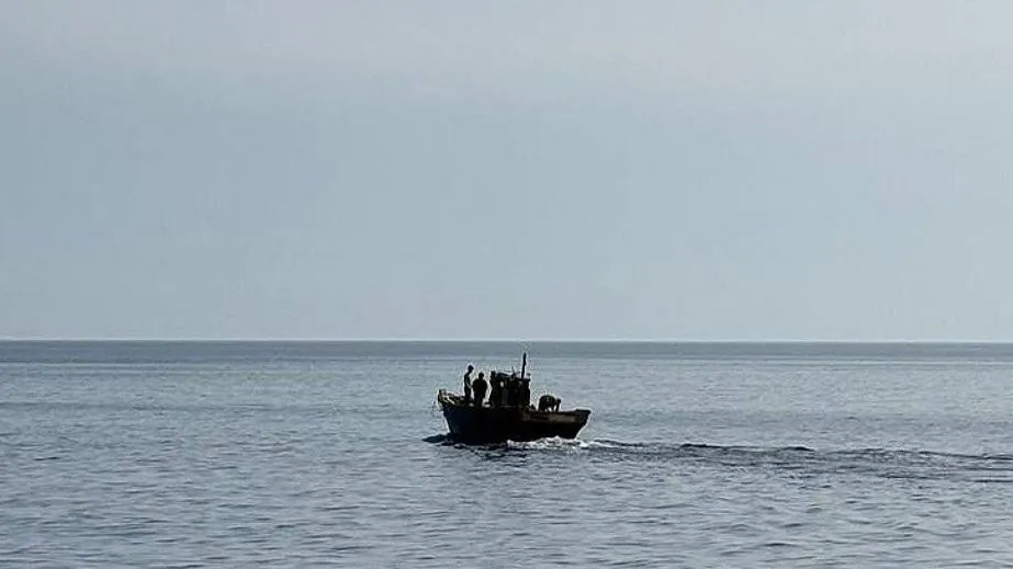 Tàu Triều Tiên rút khỏi khu vực kiểm soát hàng hải của Hàn Quốc. Ảnh: KOREA TIMES/BỘ THỐNG NHẤT HÀN QUỐC 