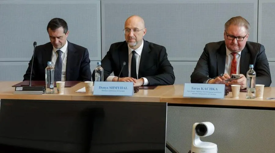 Bộ trưởng Quốc phòng Ukraine Denys Anatoliiovych Shmyhal (giữa) tham dự cuộc họp Bộ trưởng Quốc phòng NATO ở Brussels. Ảnh: UKRAINSKA PRAVDA