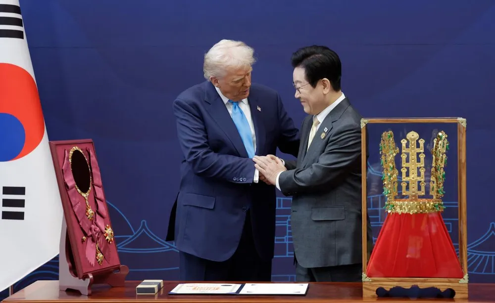 Tổng thống Hàn Quốc Lee Jae -myung trao tặng Tổng thống Donald Trump huân chương Mugunghwa và bản sao vương miện Cheonmachong. Ảnh: KOREA TIMES 