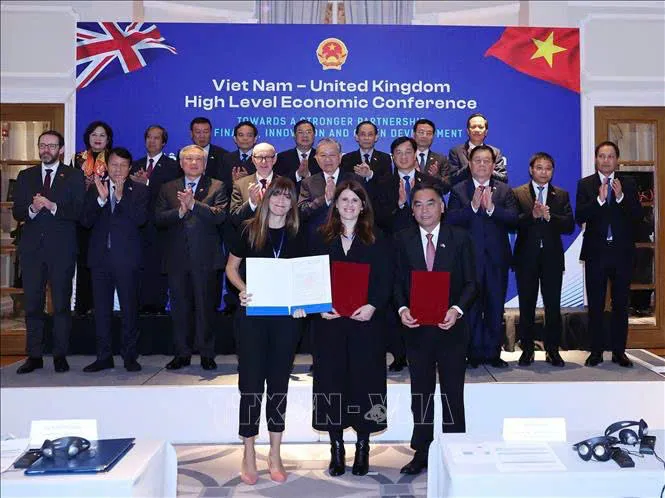 Các đại biểu tham gia lễ ký kết Bản ghi nhớ hợp tác giữa TPHCM và Vùng Đô thị Liverpool. Ảnh: TTXVN