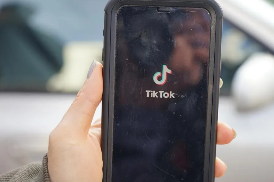 Người dùng mở ứng dụng TikTok. Ảnh: XINHUA