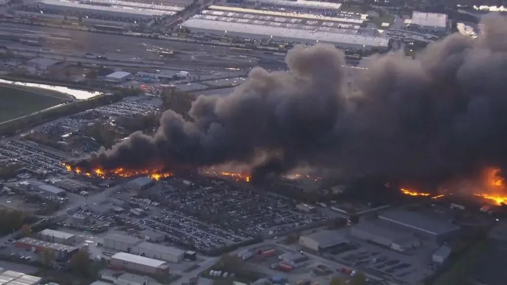 Máy bay chở hàng rơi ở Mỹ bốc cháy dữ dội. Ảnh: WLKY-TV