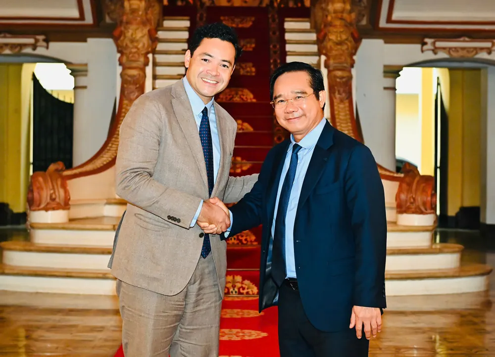 Chủ tịch UBND TPHCM Nguyễn Văn Được và Tổng lãnh sự Pháp tại TPHCM Etienne Ranaivoson. Ảnh: VIỆT DŨNG 