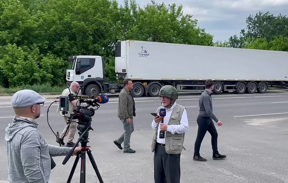 Phóng viên nước ngoài tham dự sự kiện bàn giao thi thể binh sĩ của Ukraine. Ảnh: TASS