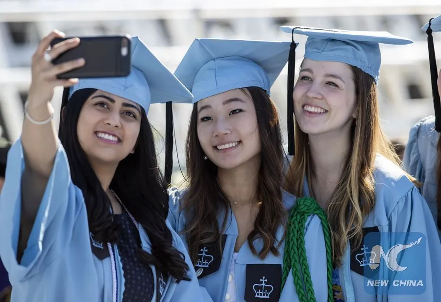 Sinh viên tốt nghiệp tại Đại học Columbia ở New York. Ảnh: XINHUA 