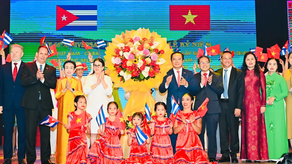 Chủ tịch UBND TPHCM Nguyễn Văn Được và Tổng lãnh sự Cuba Ariadne Feo Labrada cùng các đại biểu tại lễ kỷ niệm 65 năm thiết lập quan hệ ngoại giao Việt Nam - Cuba. Ảnh: VIỆT DŨNG 