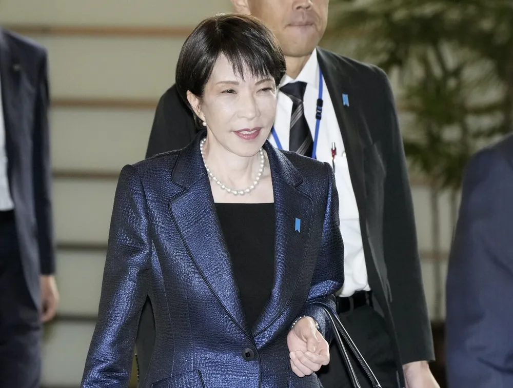 Thủ tướng Sanae Takaichi đến Văn phòng Thủ tướng Nhật Bản vào ngày 18-2. Ảnh:KYODO