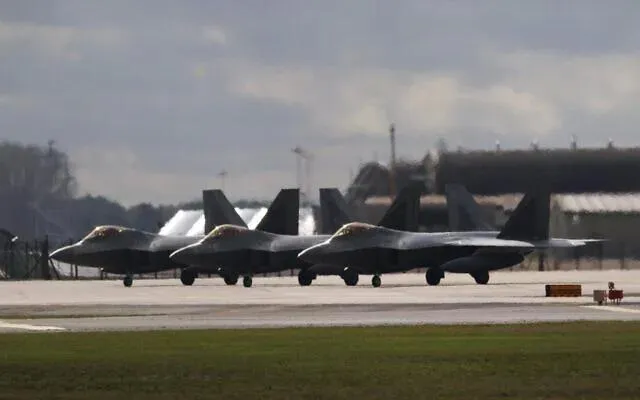 Các tiêm kích tàng hình F-22 của Mỹ tại Anh. Ảnh: TIMES OF ISRAEL/ TALLGLENN85/X 