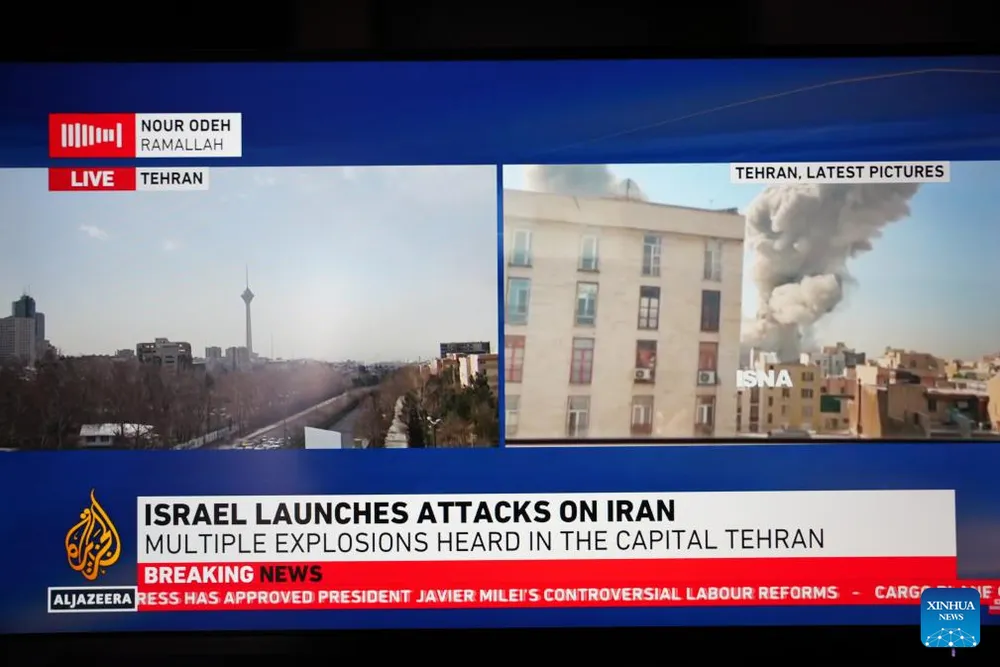 Kênh Al Jazeera đưa thông tin về vụ tấn công của Israel nhằm vào Iran. Ảnh: XINHUA/AL JAZEERA