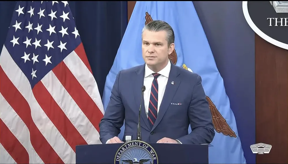 Bộ trưởng Chiến tranh Pete Hegseth tại buổi họp báo. Ảnh: DEPARTMENT OF WAR