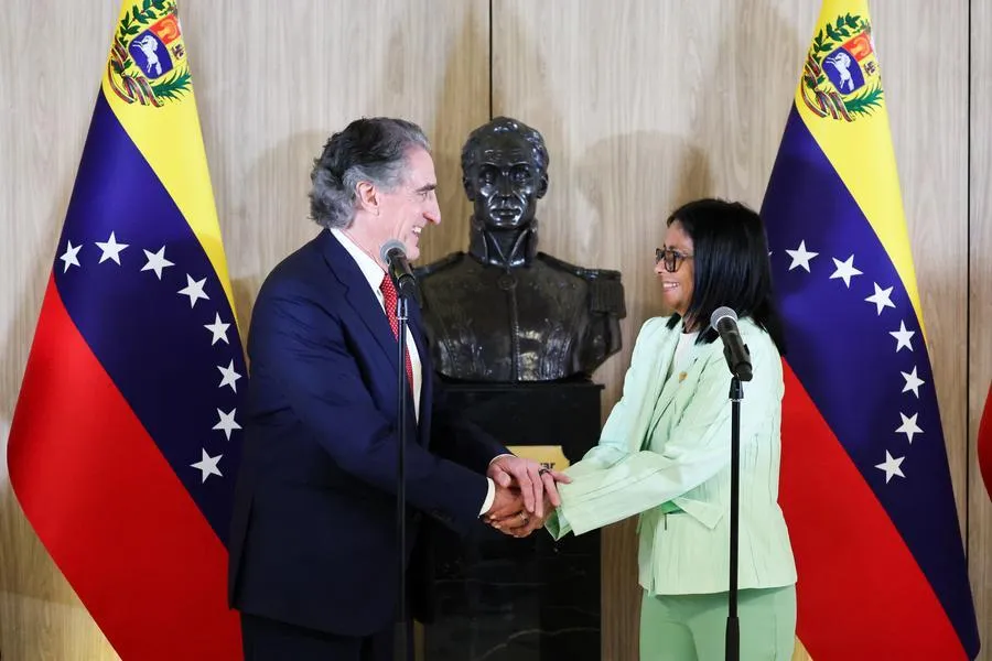 Tổng thống lâm thời Delcy Rodriguez tiếp Bộ trưởng Nội vụ Mỹ Doug Burgum. Ảnh: XINHUA/PRESIDENCIA DE VENEZUELA 