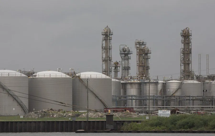 Nhà máy lọc dầu tại La Porte, Texas, Mỹ. Ảnh: XINHUA 