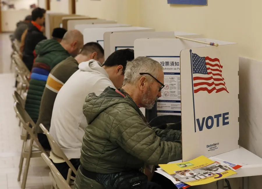 Người dân tại San Francisco, bang California tham gia bỏ phiếu bầu Tổng thống Mỹ năm 2024. Ảnh: XINHUA 