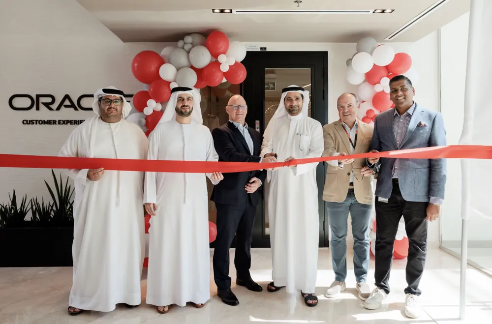 Giới chức Dubai tham dự lễ khai trương trung tâm trải nghiệm khách hàng công nghệ cao của Oracle tại Dubai vào năm 2025. Ảnh: GOVERMENT OF DUBAI MEDIA 