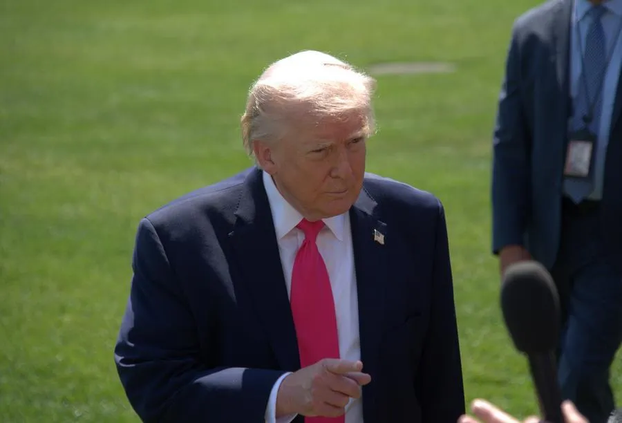 Tổng thống Donald Trump trả lời phóng viên tại Nhà Trắng. Ảnh: XINHUA 