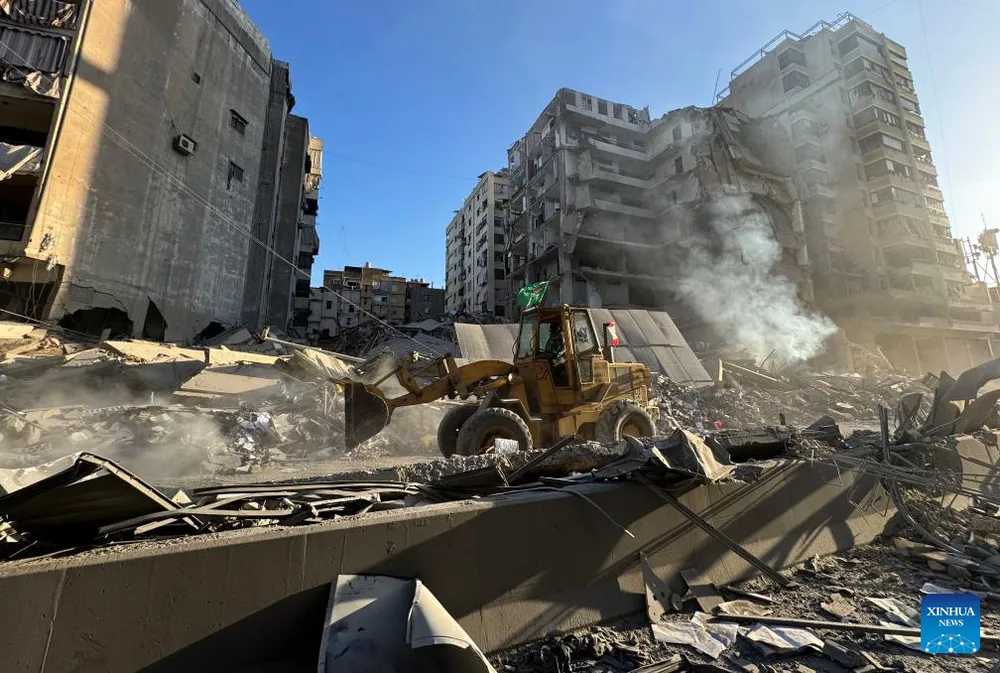 Cơ sở hạ tầng tại thủ đô Beirut bị hư hại sau các đợt không kích của Israel. Ảnh: XINHUA 