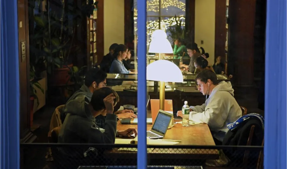 Sinh viên học tập tại thư viện Đại học Colombia, Mỹ. Ảnh: XINHUA 