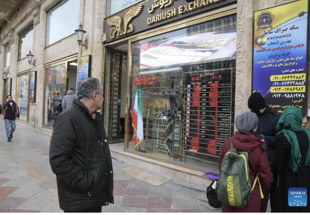 Người dân trên đường phố Thủ đô Tehran của Iran. Ảnh: XINHUA