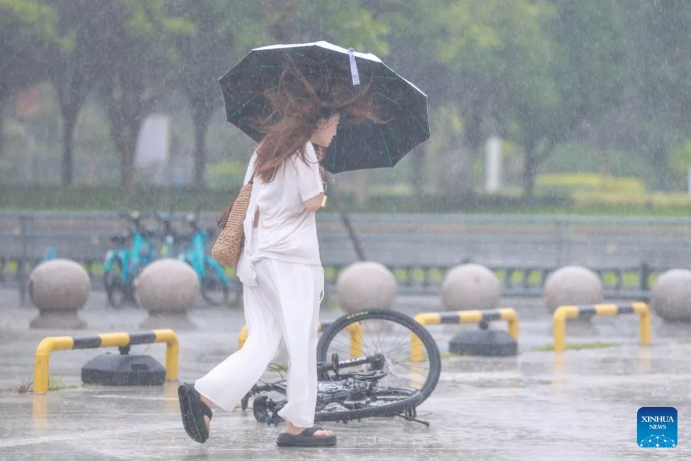 Bão Bavi gây mưa lớn tại tỉnh Chiết Giang. Ảnh: XINHUA 
