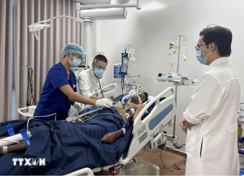 Lãnh đạo đặc khu Phú Quốc thăm hỏi nạn nhân đang chăm sóc, điều trị tại bệnh viện trên đảo Phú Quốc. Ảnh: TTXVN 