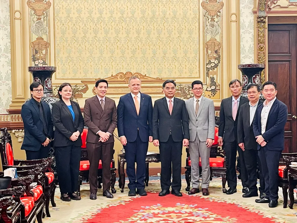 Phó Chủ tịch Thường trực UBND TPHCM Nguyễn Lộc Hà và Đại sứ Slovenia tại Trung Quốc, kiêm nhiệm Việt Nam Boštjan Malovrh,chụp hình lưu niệm cùng các đại biểu. Ảnh: PHƯƠNG NAM 