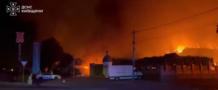 Nổ lớn tại kho hàng ở Kiev. ẢNH: UKRAINE'S EMERGENCY SERVICE