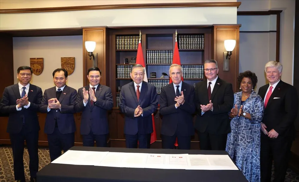 4-tong-bi-thu-Canada.jpeg