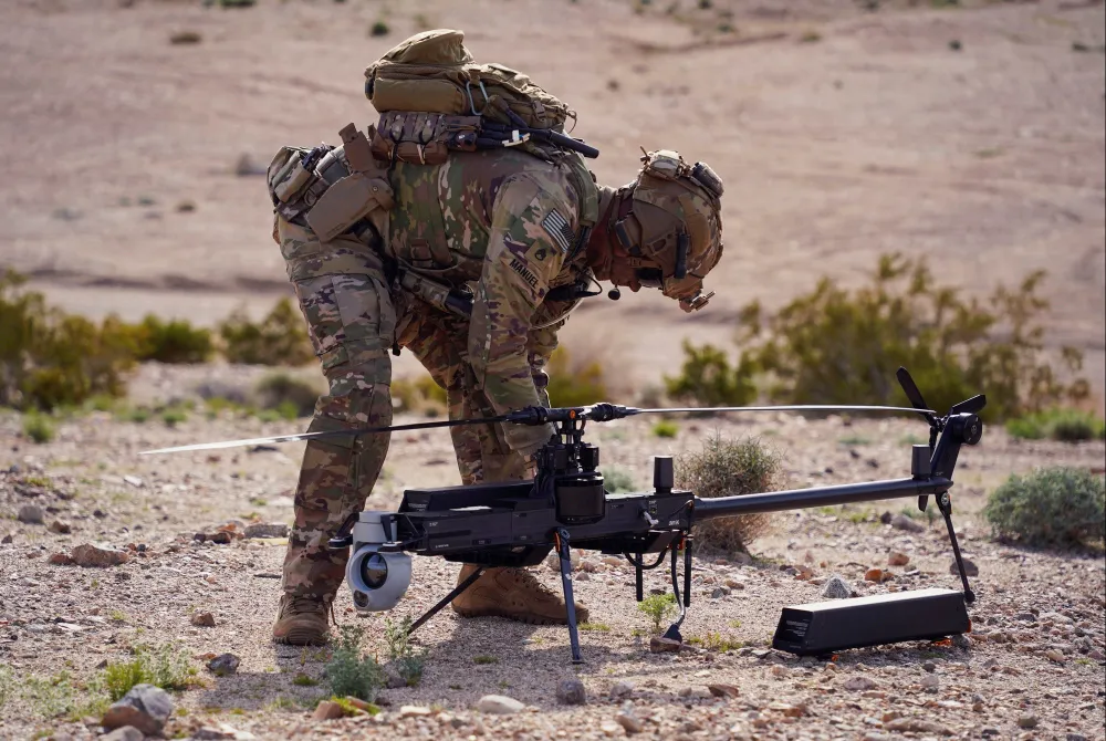 Binh sĩ Mỹ thử nghiệm drone của Anduril Industries. Ảnh: STAFF SGT.LASHIC PATTERSON/US ARMY
