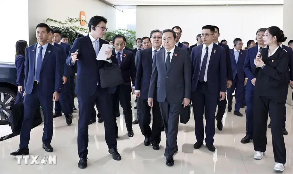 Chủ tịch Quốc hội Trần Thanh Mẫn thăm Siêu nhà máy xe điện Xiaomi tại Khu kinh tế Diệc Trang. Ảnh: TTXVN