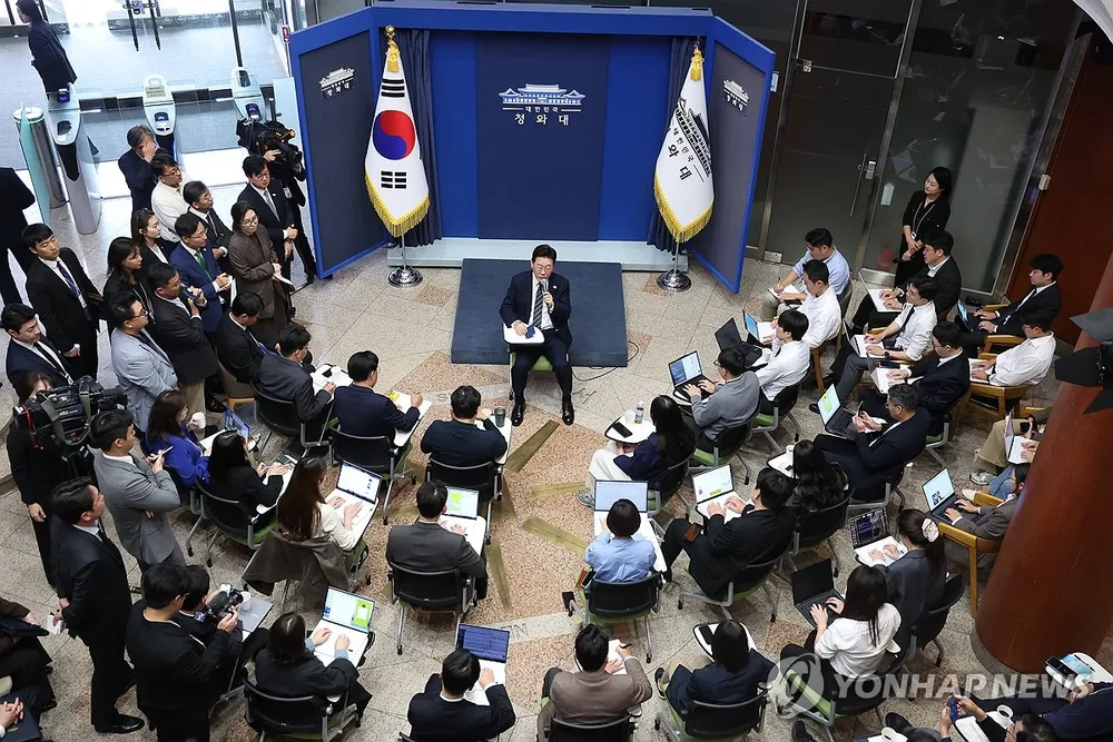 Phóng viên hãng Yonhap tác nghiệp cùng với các đồng nghiệp tại buổi họp báo của Tổng thống Lee Jae -Myung ở Phủ Tổng thống tại Seoul. Ảnh: YONHAP 