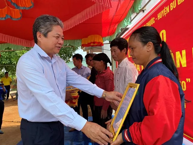 Lãnh đạo tỉnh Bình Phước trao quyết định bàn giao nhà cho các hộ dân