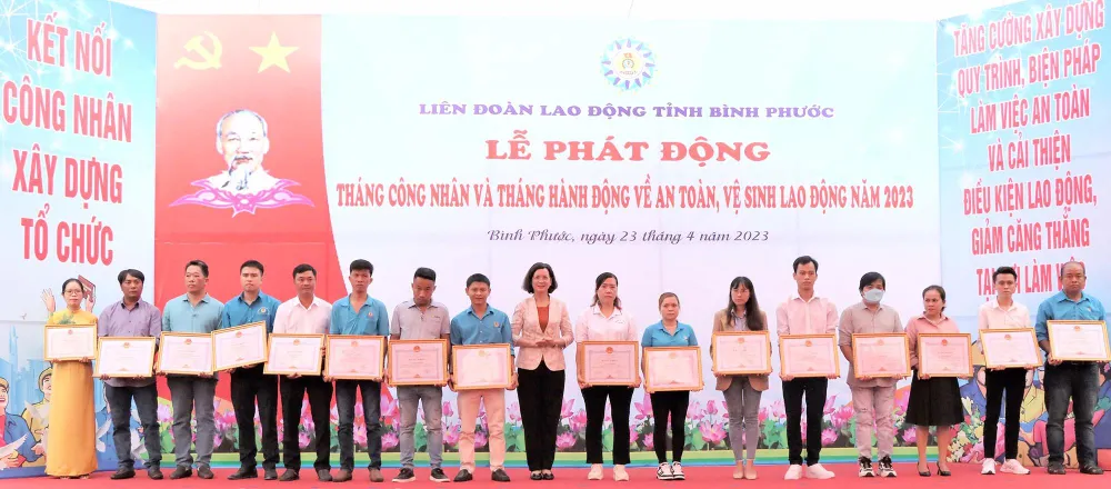 Bà Trần Tuyết Minh, Phó Chủ tịch UBND Bình Phước trao giải cho các cá nhân có thành tích xuất sắc trong phong trào “Lao động giỏi, lao động sáng tạo”