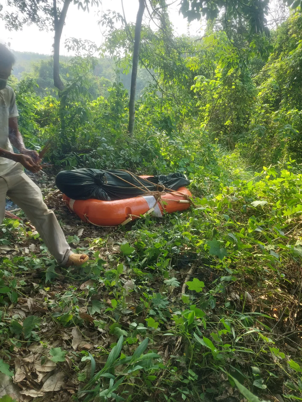 Thi thể em Huỳnh Thanh Nhàn được các lực lượng đưa lên bờ