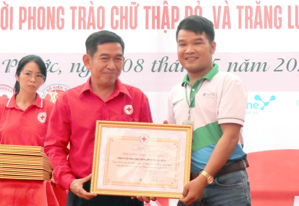 Các doanh nghiệp trao bảng ủng hộ chương trình cho Hội Chữ thập đỏ tỉnh Bình Phước và nhận tấm lòng vàng nhân đạo