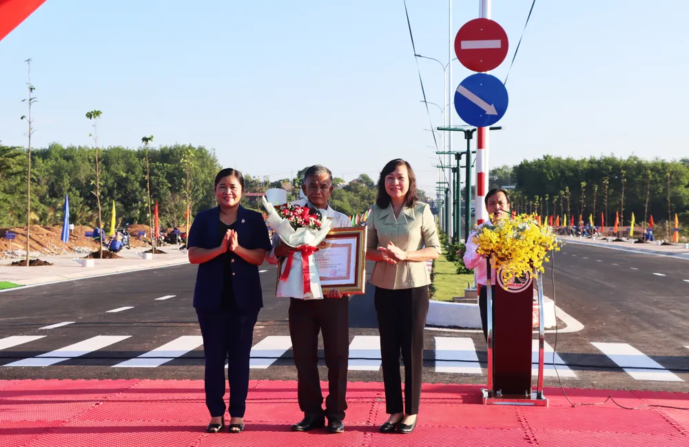 Lãnh đạo tỉnh Bình Phước trao bằng khen của Thủ tướng Chính phủ và tặng hoa cảm ơn ông Nguyễn Hữu Đây đã có những đóp góp tích cực cho dự án
