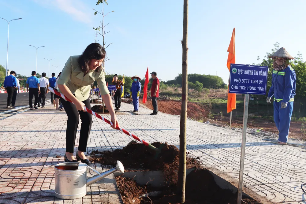 Lãnh đạo tỉnh Bình Phước tham gia trồng cây xanh dọc tuyến đường Phan Bội Châu
