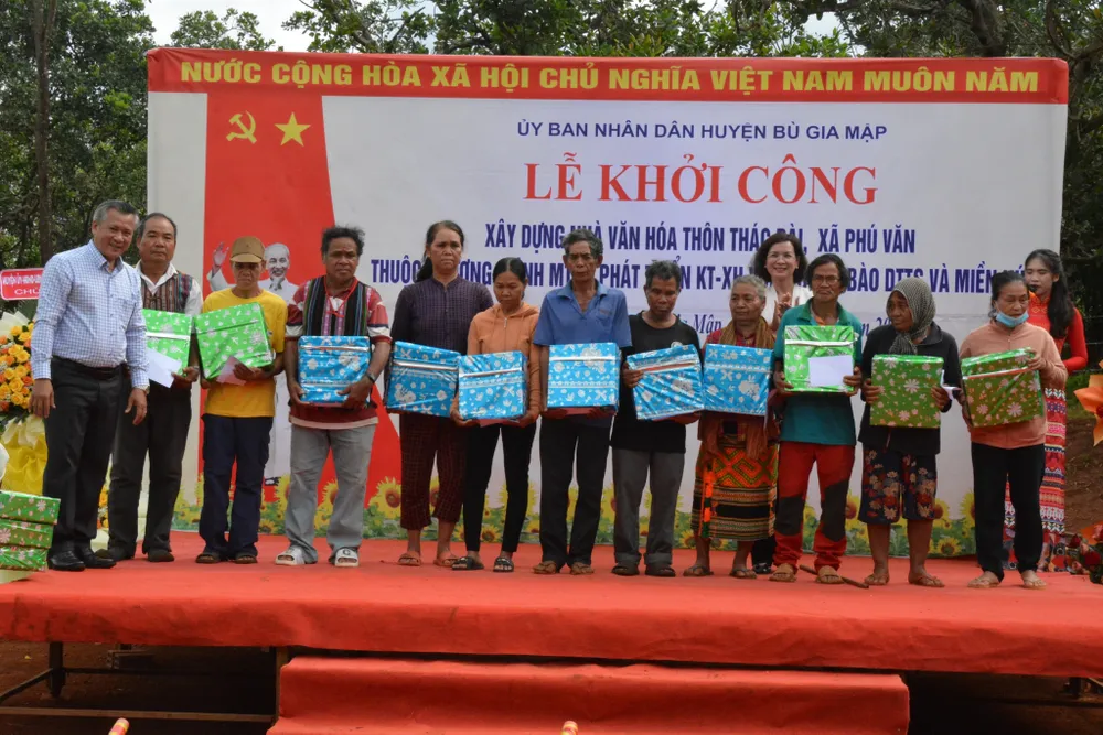 Trao tặng quà cho các hộ nghèo đồng bào dân tộc thiếu số tại buổi lễ Trao tặng quà cho các hộ nghèo đồng bào dân tộc thiếu số tại buổi lễ