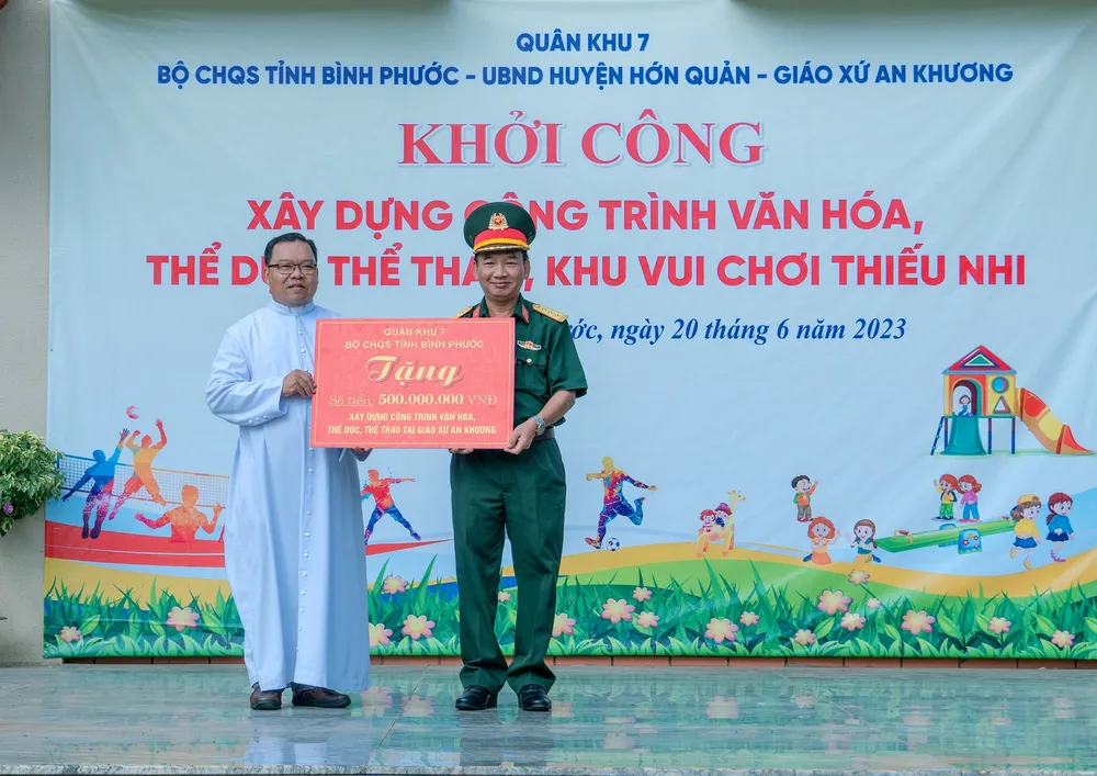 Thượng tá Trần Công Thông, Phó Chủ nhiệm Chính trị, Bộ Chỉ huy Quân sự tỉnh Bình Phước trao tặng bảng tượng trưng số tiền 500 triệu đồng Thượng tá Trần Công Thông, Phó Chủ nhiệm Chính trị, Bộ Chỉ huy Quân sự tỉnh Bình Phước trao tặng bảng tượng trưng số tiền 500 triệu đồng
