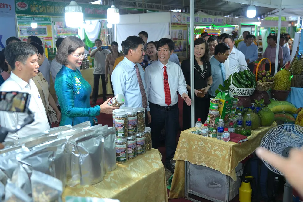 Các đại biểu tham gia các gian hàng