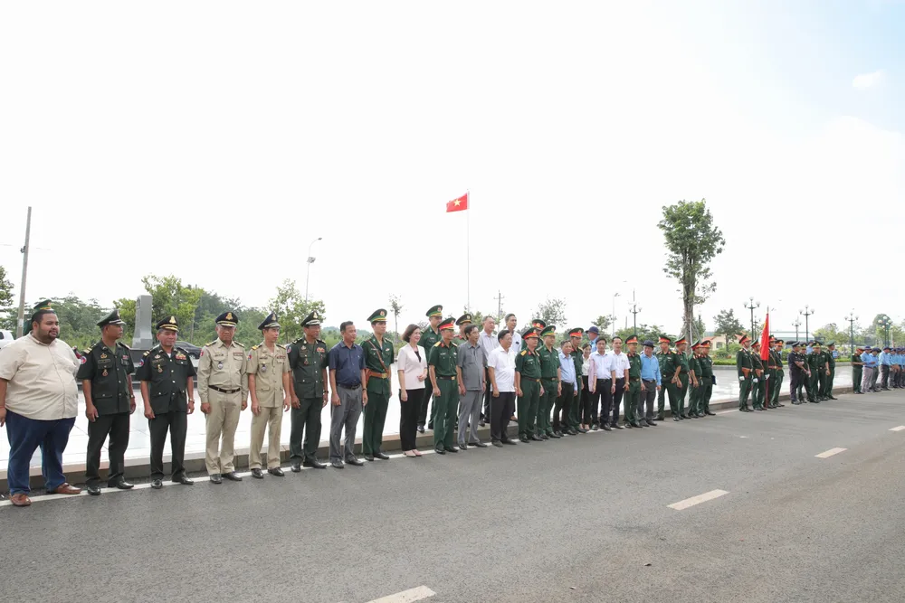 Lễ đón hài cốt liệt sĩ quân tình nguyện và chuyên gia Việt Nam hy sinh qua các thời kỳ trên đất bạn Campuchia về nước