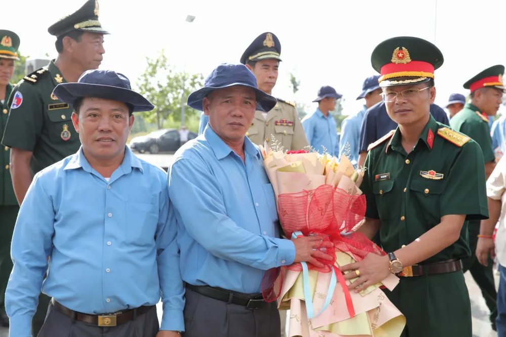 Đại tá Bùi Văn Dũng, Phó Tham mưu trưởng Bộ Tư lệnh Quân khu 7 tặng hoa chúc mừng Đội K72 tại buổi lễ